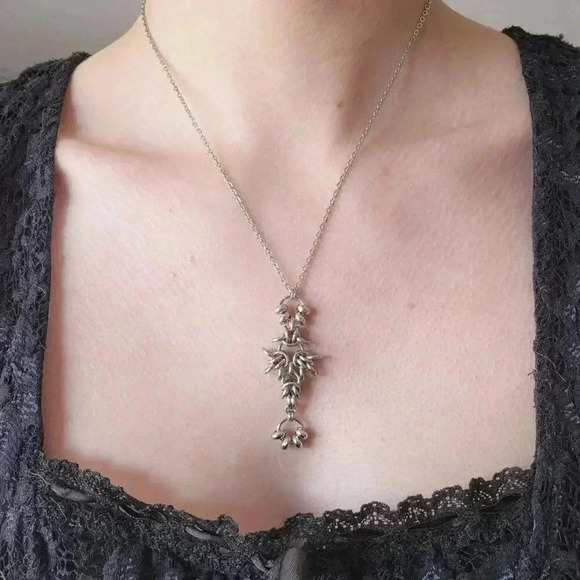 Gothic medieval witch chainmaille necklace with a small silver chain - Picture 4 of 7